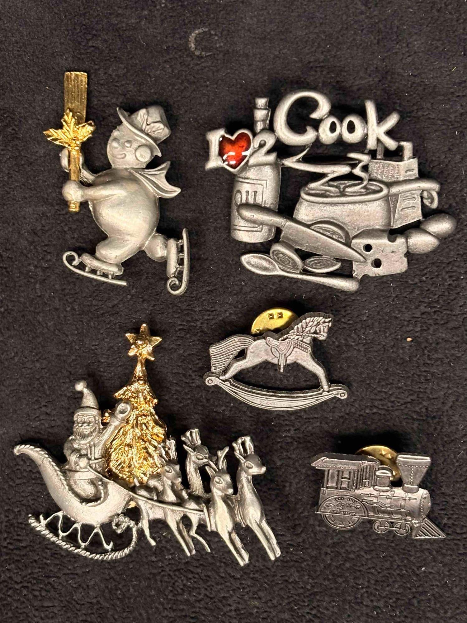5pc MISC Silver Tone Brooches featuring Jonette Jewelry Co: This lot includes a miscellaneous collection of pre owned silver-toned pewter brooches. Some of which signed JJ from Jonette Jewelry Co. The brooches stand in great conditions with very mino