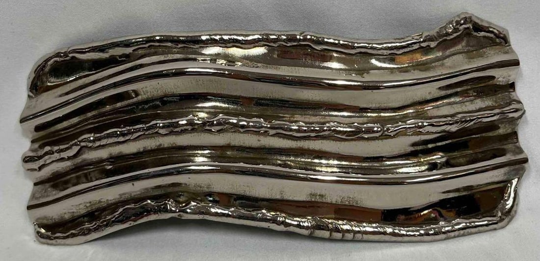 Large Vintage Metal Belt Buckle Made In India: This lot contains a Large Vintage Metal Belt Buckle Made In India. It is approx 6 1/4" x 2 3/4" x 3/4" and it weighs about 0.1bs. Overall the Belt Buckle is in good condition with some light wear
