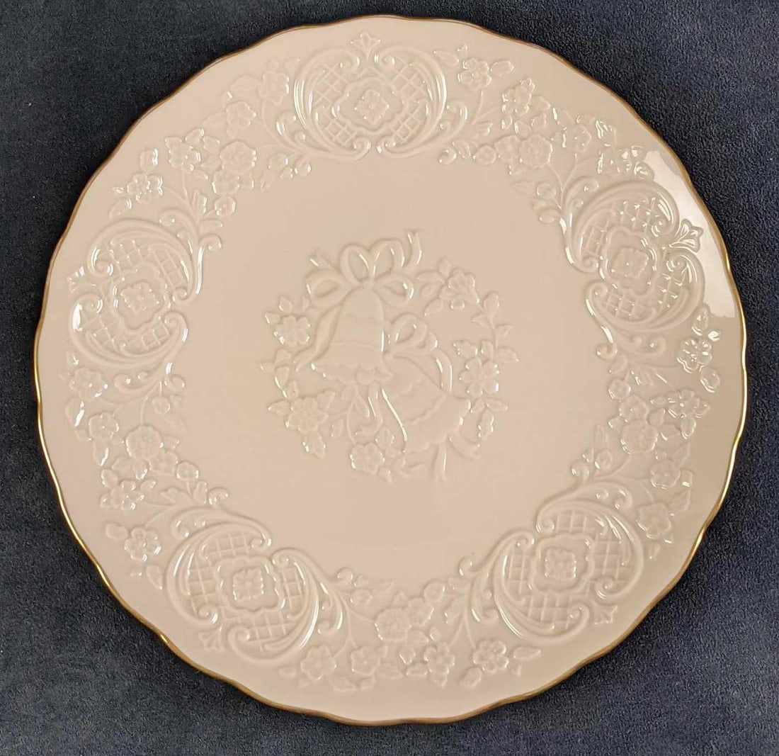 Lenox Fine China Marriage Plate: Wedding Promises Collection, Part Of The "Wedding Promise Collection". The Series was released in 1992. The plate is approx 12". The plate is in a good, used condition with some wear and markings on