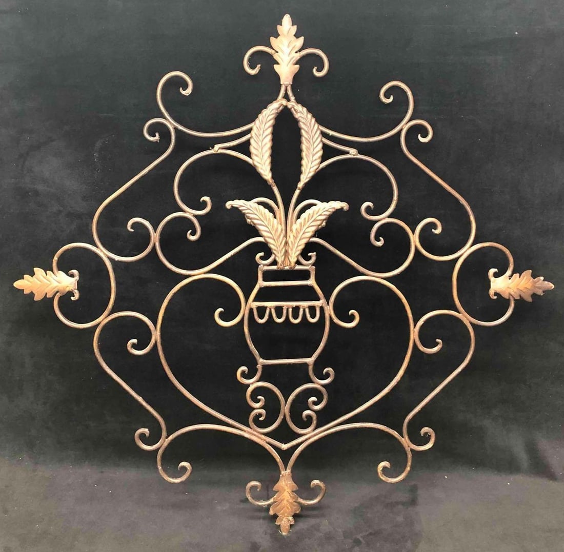 Intricate Metal Wall Decor: This lot contains an intricate metal wall hanging. Perfect decor for any outside patio. It is approx 27" x 28" and weighs about 4.2lbs. The wall decor is in good used condition with some light ware fr