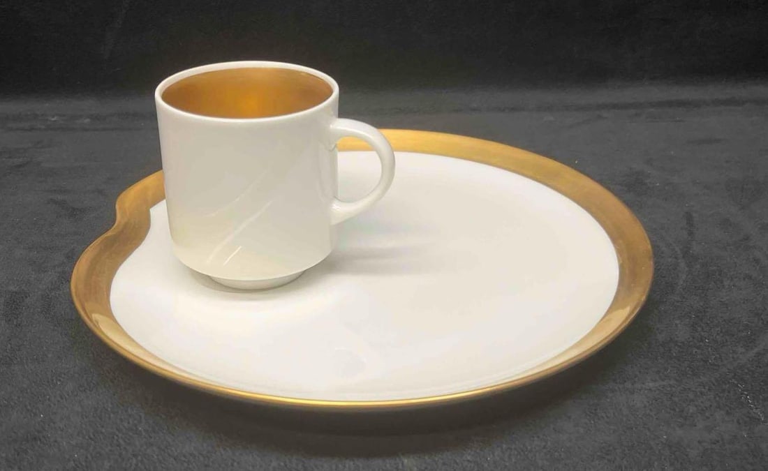 Dinner Party Set White Glass With Gold Metallic Rim Plates & Mugs 8 Each: This lot contains a Dinner Party Set White Glass With Gold Rim Plates & Mugs. Each Mug is approx 3" x 4" x 3 1/4" and each plate is approx 9 1/2" x 9 1/4" x 1" Total weight is approx 11lbs. Overall