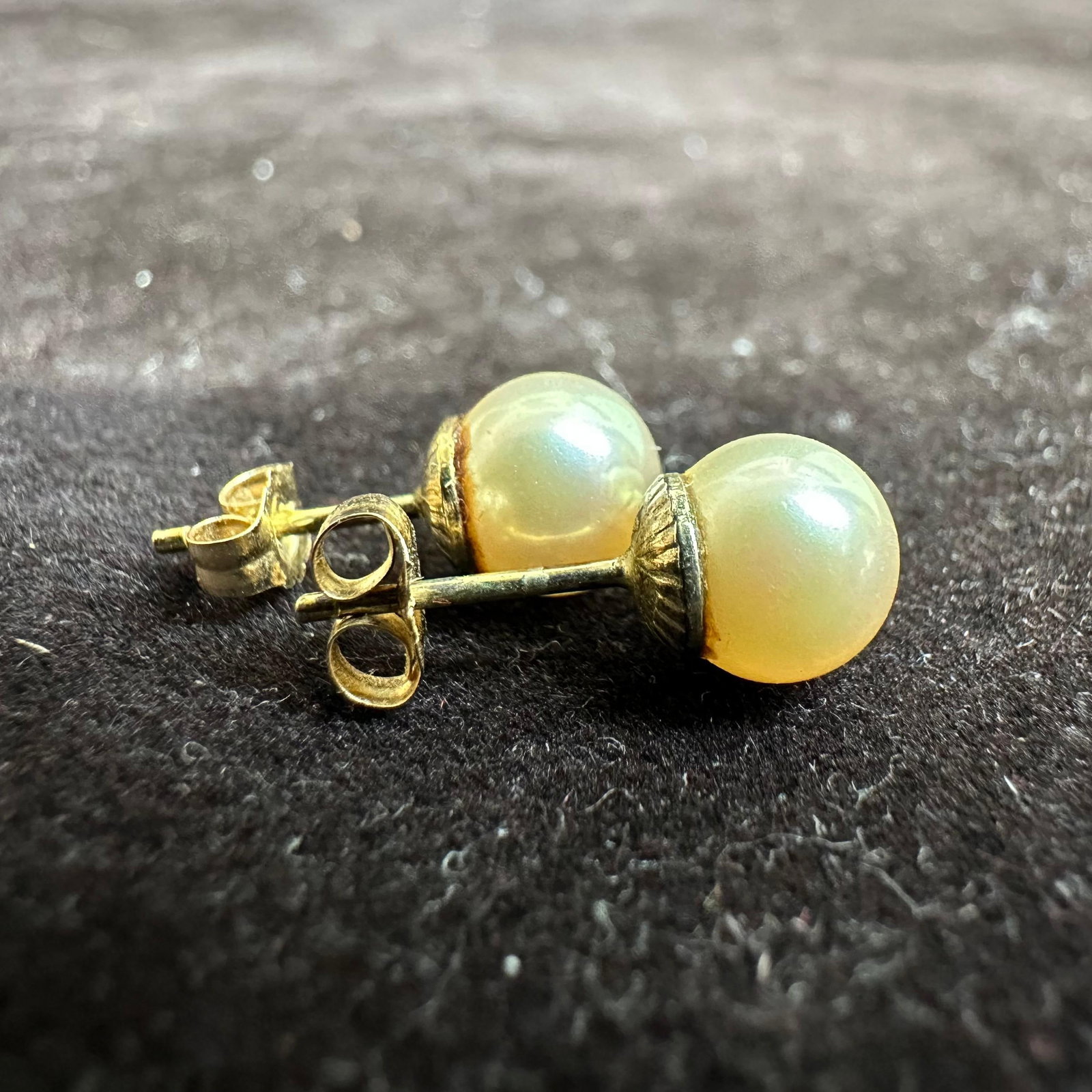River Pearl Stud 14K Gold Earrings L99: This item is in good pre-owned, previously used/displayed condition with noticeable light wear and surface scratches. Please reference all photos for full details. This piece of jewelry has been teste