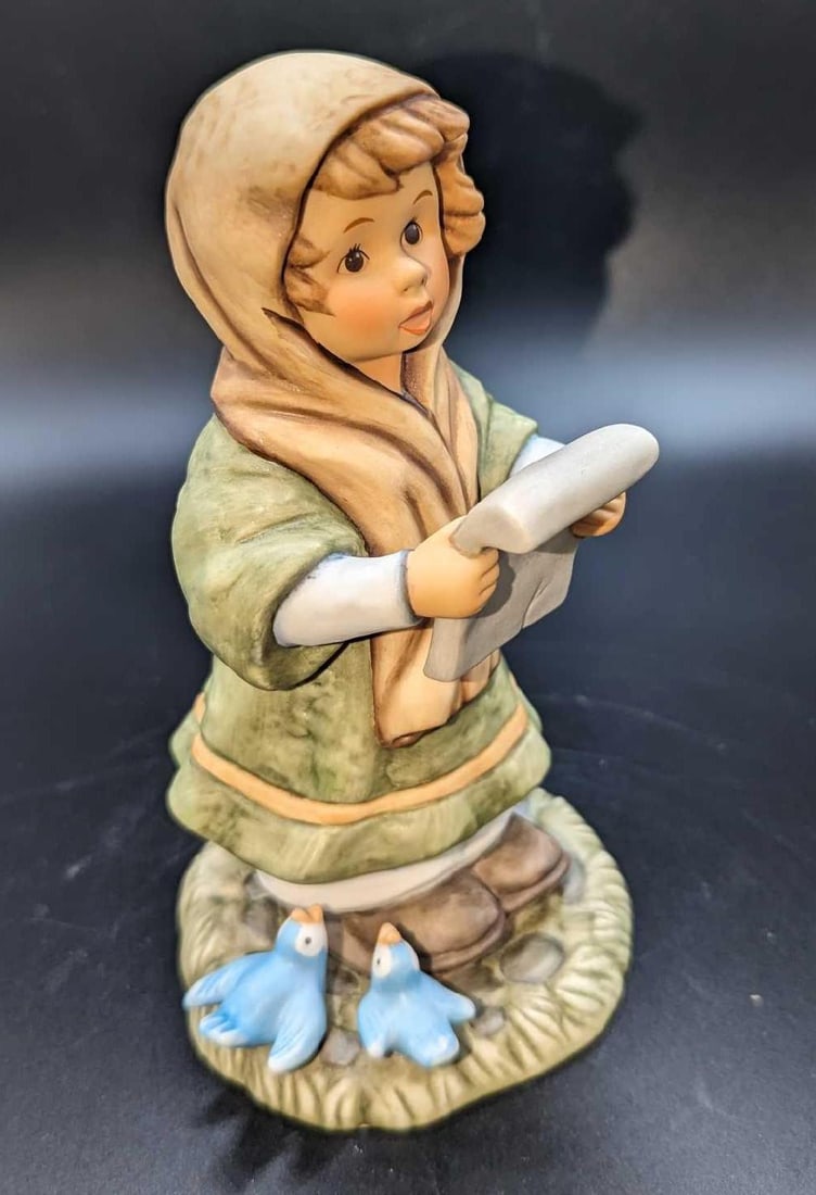 Goebel Berta Hummel 1998 Joy To The World Figurine: Goebel Berta Hummel 1998 Joy To The World Figurine. This is approx 3 1/2" x 3" x 5 1/2". It comes in its original box that is approx 7 5/8" x 7 1/4" x 5 1/8" and it weighs 1.08lb. The figurine has no