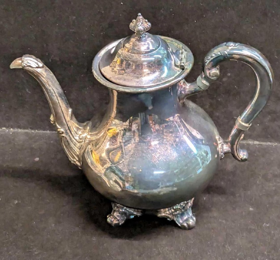 Vintage Reed & Barton Regent 5600 Silverplate Coffee Pot Tea Pot: Vintage Reed & Barton Regent 5600 Silverplate Coffee Pot Tea Pot. This is approx 9 1/2" x 6" x 9" and it weighs 2.35lbs. The teapot has some surface tarnish and scratches. Please see the im