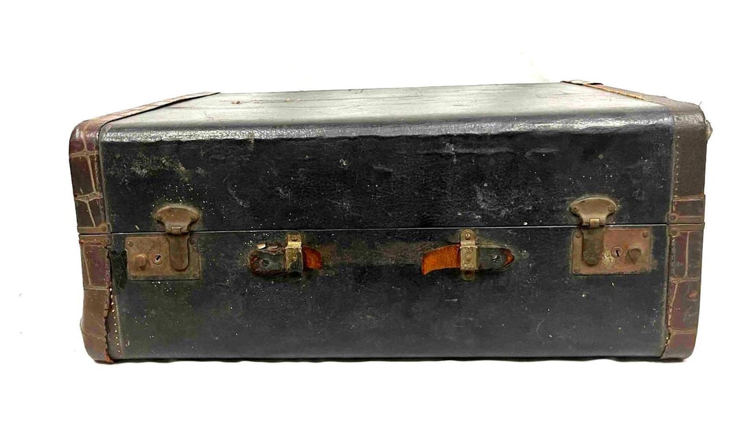 Large Vintage Black Leather Upholstered Traveling Trunk: This lot contains Large Vintage Black Leather Upholstered Traveling Trunk. It is approx 17 1/2" x 22" x 9 1/2". Total weight is approx 9.5lbs. The trunk is in average pre owned