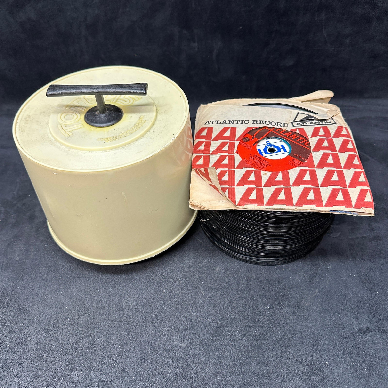 Large Lot Of Vintage 45 RPM Vinyl Records With Toker Disc Storage Case (1 of 7)