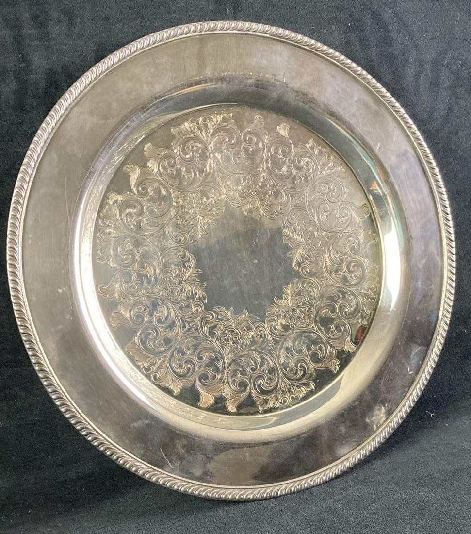 Oneida Silver Plate Dining Platter: This auction includes: (1) Oneida Silver Plate Dining Platter Condition is used and see photographs for additional details. The silver plate shows a geometric design on the top and and the makers