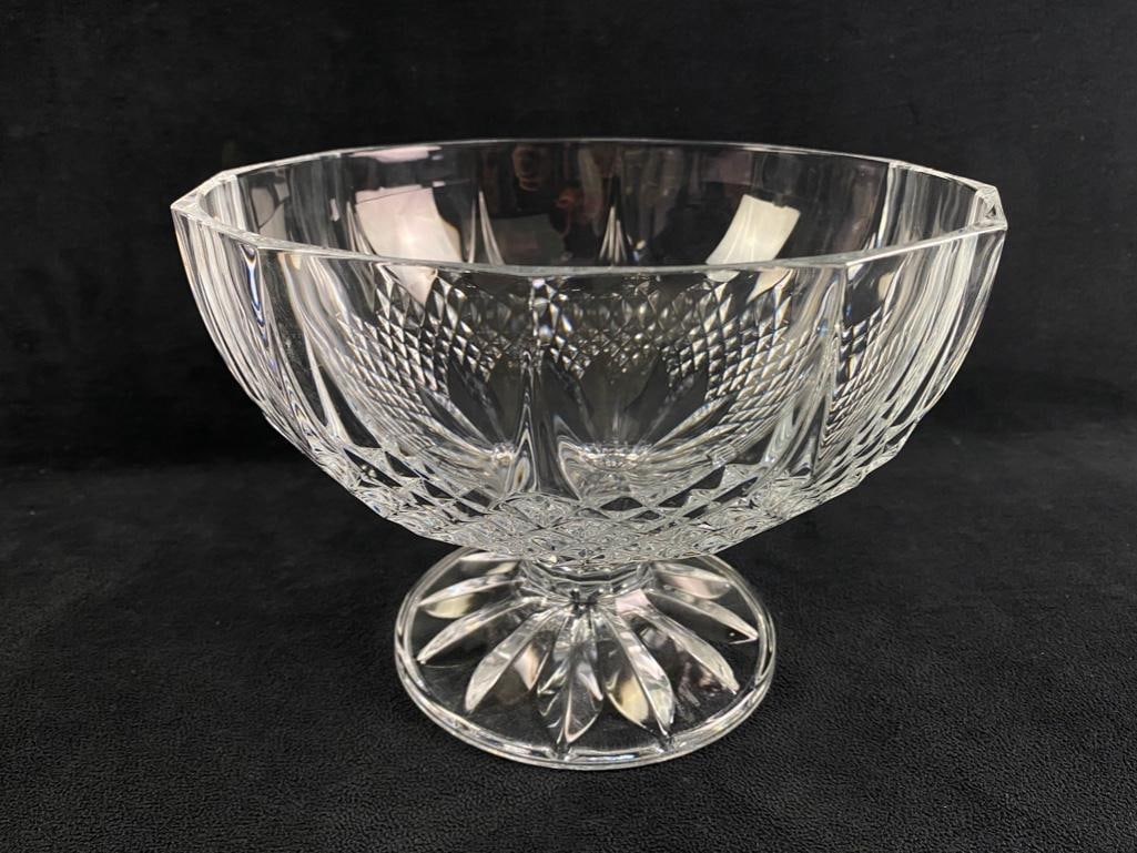 Cristal D'Arques 8" Fruit Bowl: Cristal D'Arques 8" Fruit Bowl Vintage fruit bowl by Cristal D'Arques of pressed lead cristal. Approximate size: 8" x 8" x 6" Approximate weight: 4.35 lbs
