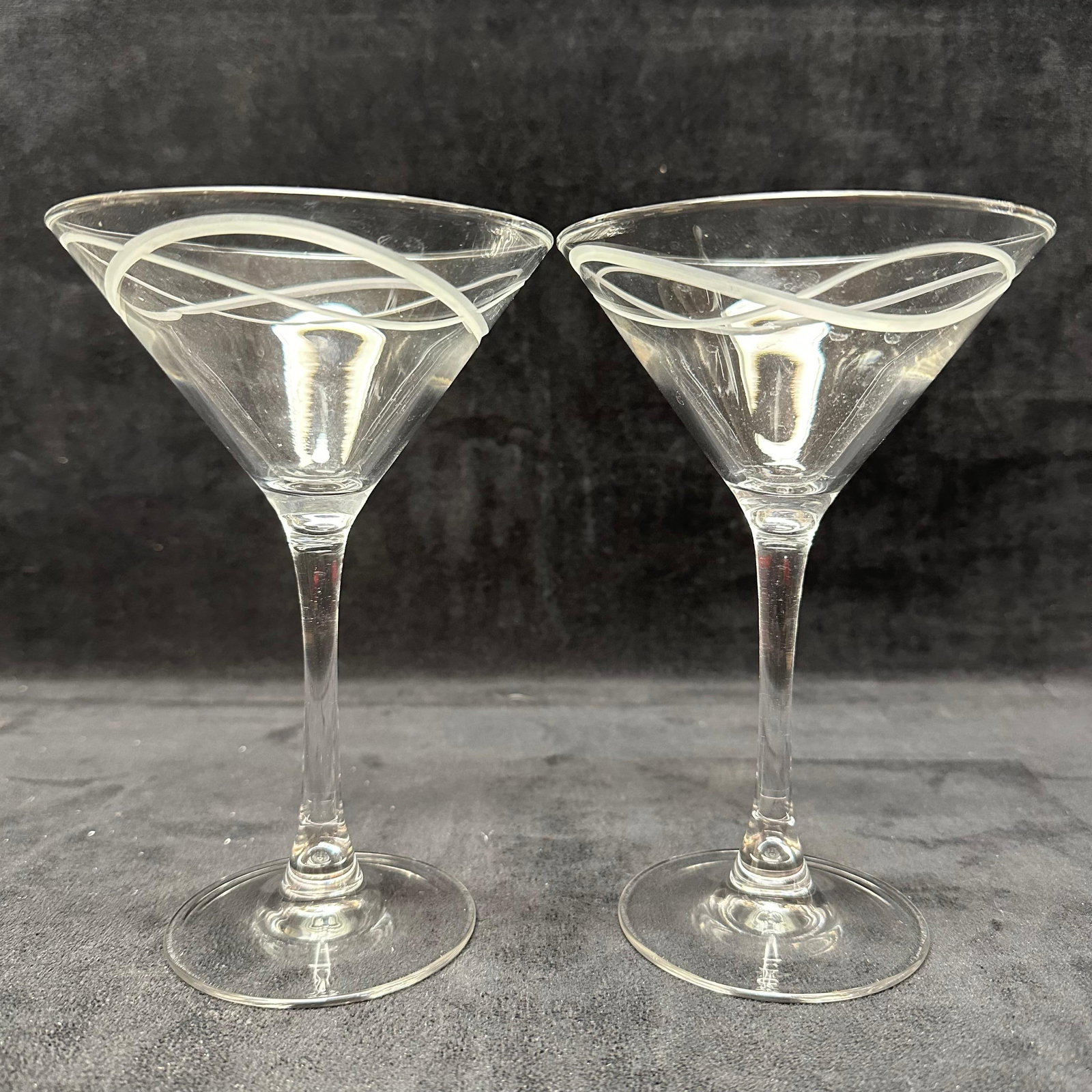 Pair of Clear Martini Glasses with Frosted Swirl Rim Decoration (1 of 7)