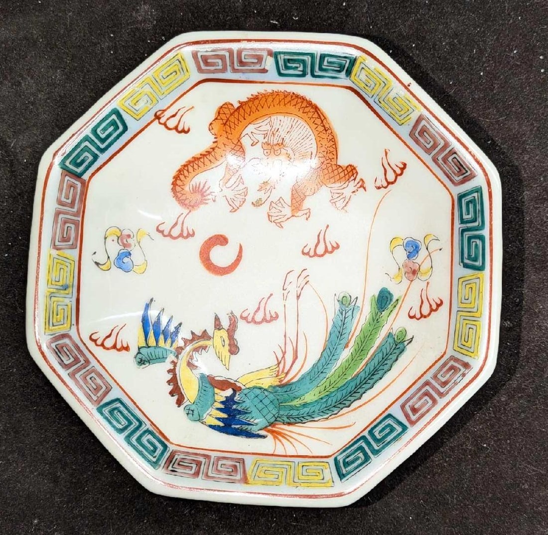 Vintage Japanese Famille Verte Octagonal Dragon Plate: Vintage Japanese Famille Verte Octagonal Dragon Plate. The porcelain plate is approx 6 1/4" x 6 1/4" x 2" and it weighs 0.69lb. There is some wear on the color. Please see the images as they are 