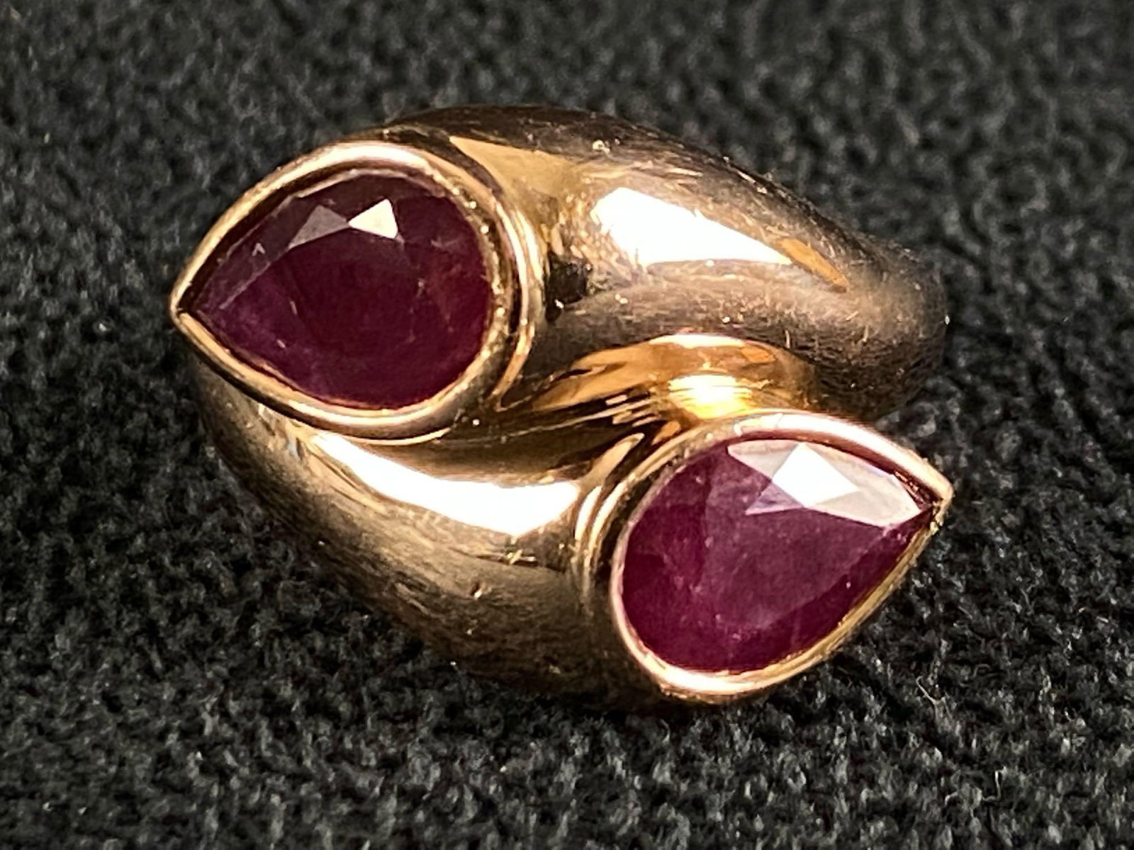Vintage 18K Rose Gold Unisex Natural 4 TCW Ruby Ring: Vintage 18K Rose Gold Unisex Natural 4 TCW Ruby Ring Metal 18K Rose Gold (Marked & Tested ) Stone: Natural Ruby Shape : Faceted Pear Size ; 10mm x 7mm Each Ruby TCW : 2.5 Ct x 2