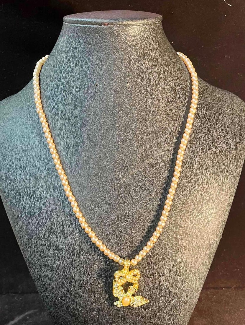 Vintage Barbara Mandrell Faux Pearl Gold Tone Bird With Bow Pendant: This lot contains a Vintage Barbara Mandrell Faux Pearl Gold Tone Bird With Bow Pendant. The necklace is one size fits most. Fits in a small 4" x 4" plastic bag. Total weight is approx 0.8oz. Overall