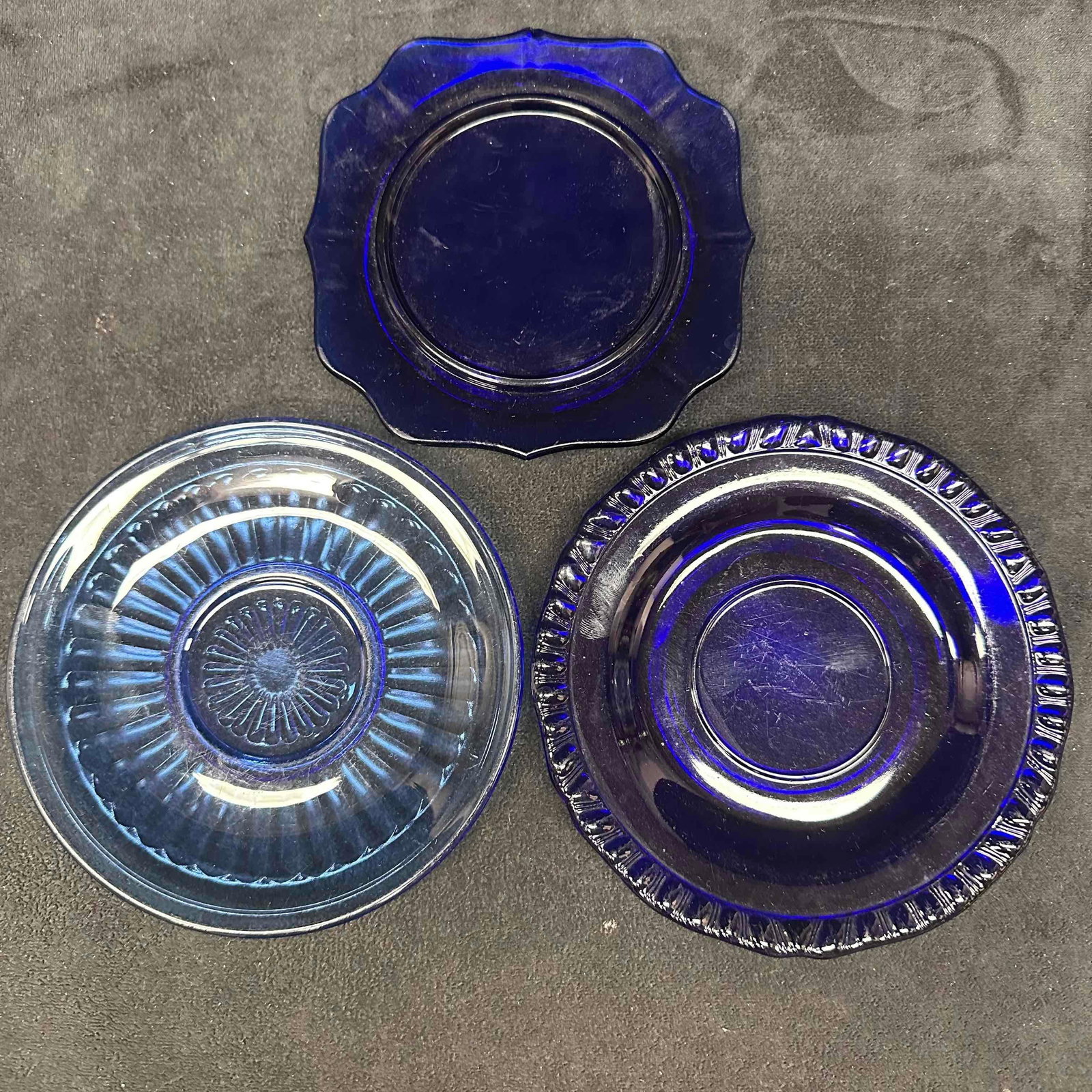 Cobalt and Light Blue Plate Dish Set Small Plates: Each plate is lightly scratched, one plate has a minor chip. These items are in good pre-owned, previously displayed condition with light wear, and surface scratches. Please reference all photos for f