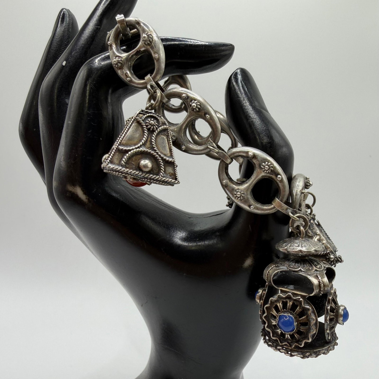 Mariner Chain 800 Silver Bracelet Garnet Carnelian Blue Chalcedony ER56: This item is in pre-owned, previously used/displayed condition with noticeable light wear and surface scratches. Please reference all photos for full details. This piece of jewelry has been carefully 