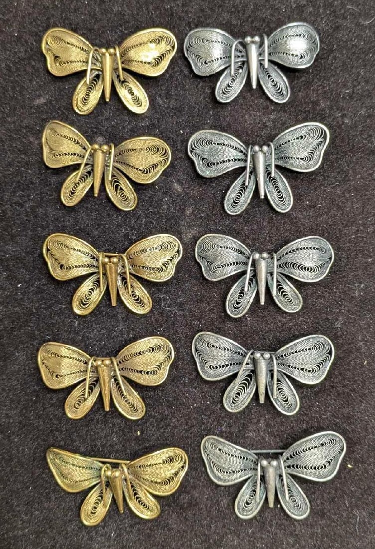 Vintage Gold And Silver Tone Filigree Butterfly Brooch Pins: Vintage Gold And Silver Tone Filigree Butterfly Brooch Pins. These unsigned brooch pins are approx 7/8" x 1 1/2" x 1/4" and the total weight is 44.5g. Some have some light markings from age.