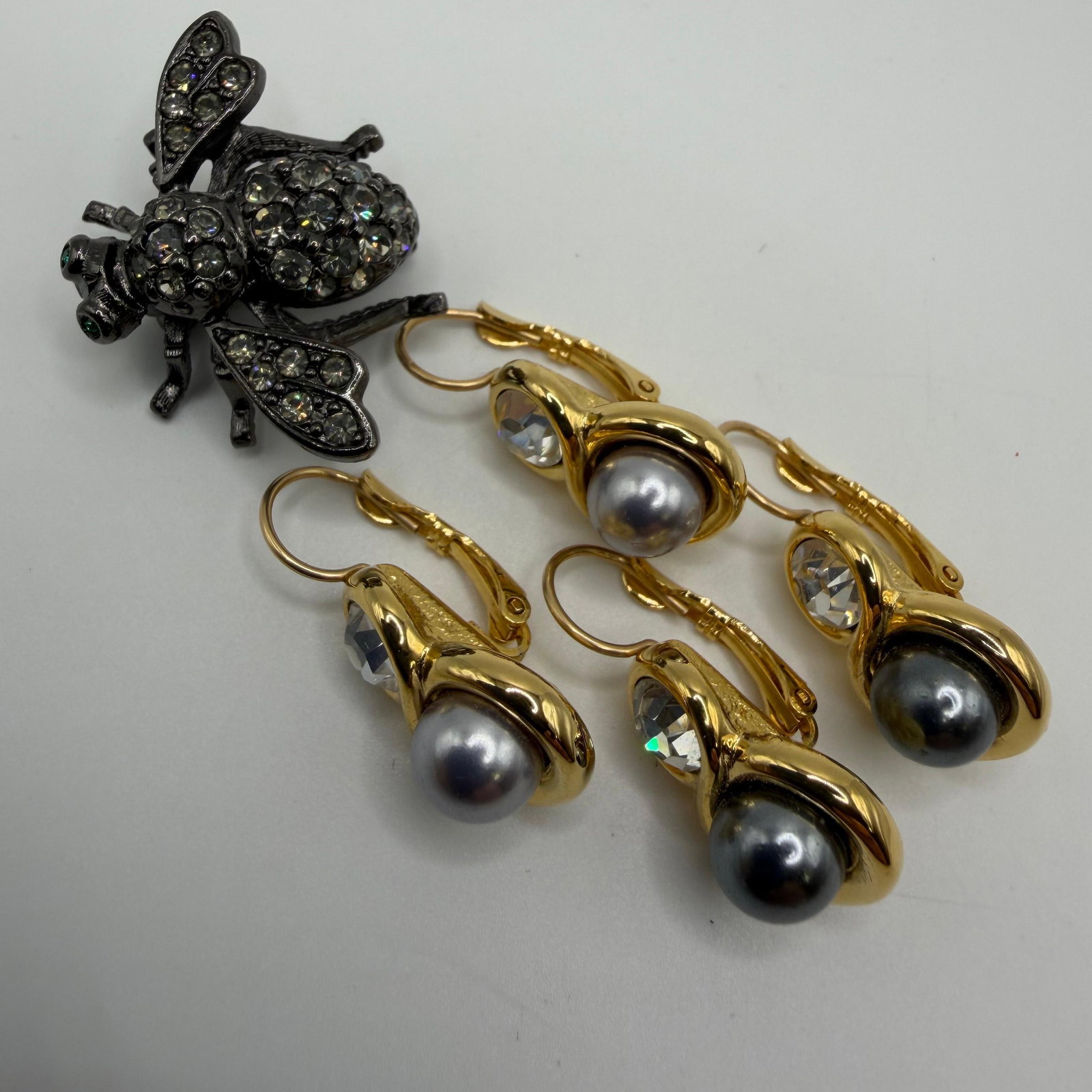 Joan Rivers Rhinestone Bee Brooch and Faux Pearl Clip Earrings Set HH37 (1 of 6)
