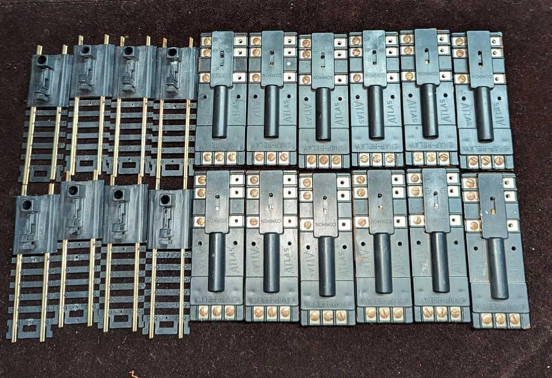 Box Of Atlas HO Code 100 Bumpers & Atlas Snap Relays (1 of 5)