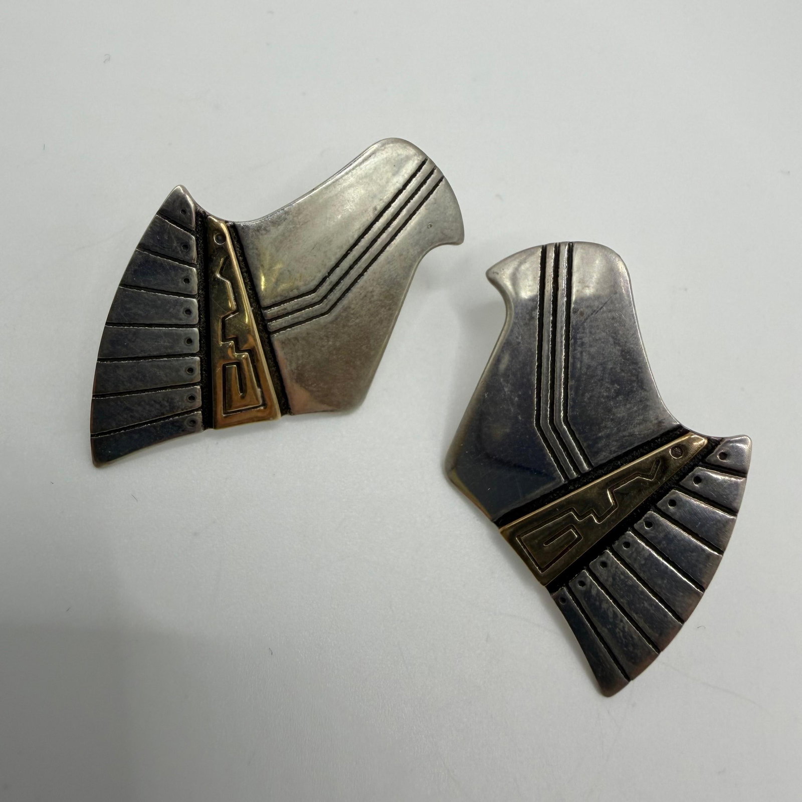 Stylized Bird Design Sterling 14K Gold Accent Carolyn Pollack Earrings: This item is in pre-owned, previously used/displayed condition with noticeable light wear and surface scratches. Please reference all photos for full details. This piece of jewelry has been tested and