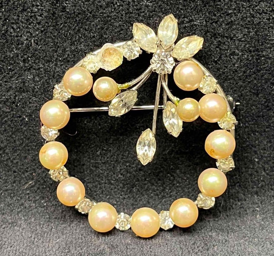 Vendome Silver Tone Brooch With Rhinestones and Faux Pearls: This lot contains a Vintage Signed Vendome Silver Tone Brooch With Rhinestones and Faux Pearls. It is approx 1 3/4" x 1 3/4" x 1/2". Total weight is approx 0.4oz. Overall the vintage Vendome broo