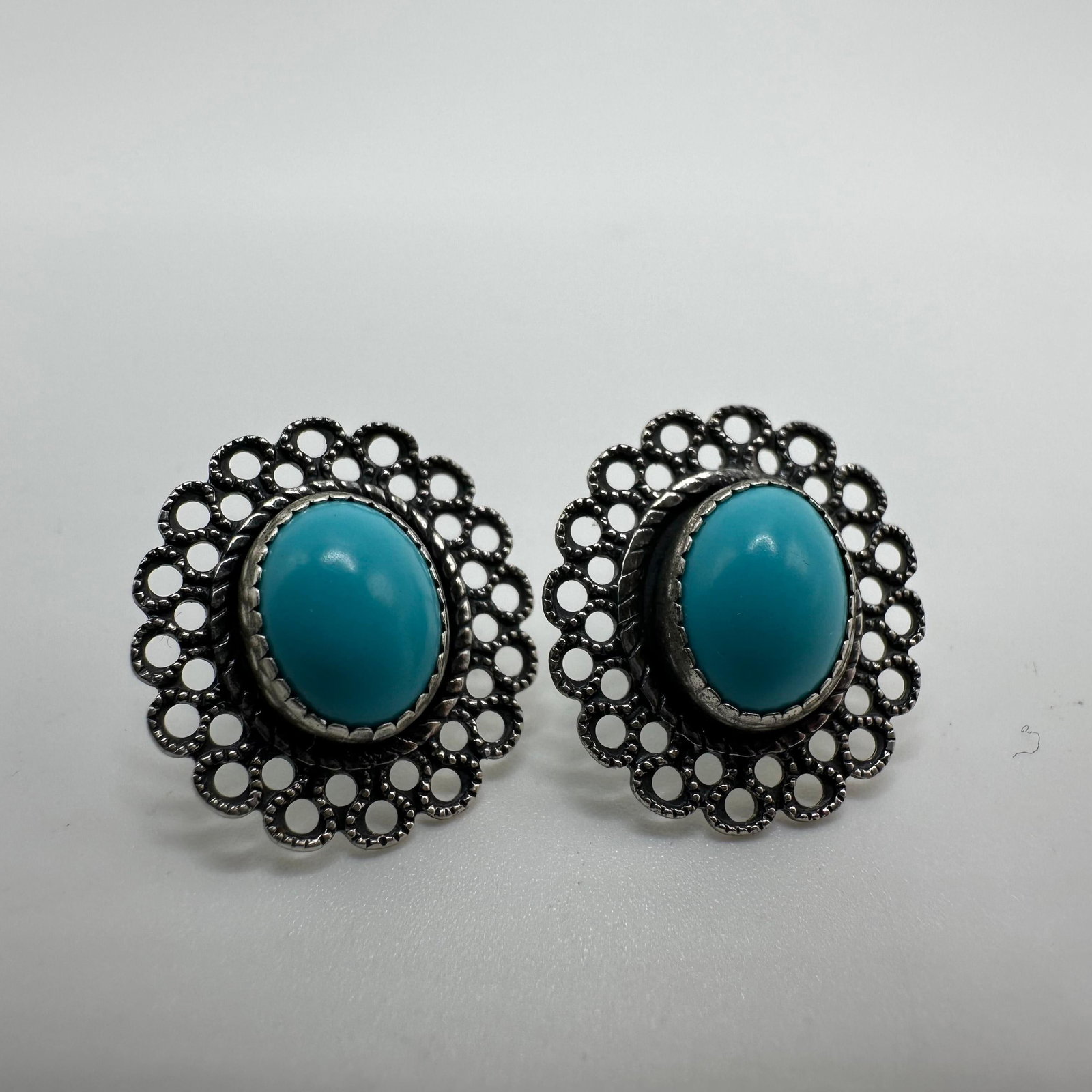 Scalloped Silverwork Filigree Bezel Frame Faux Turquoise Earrings Silver: This item is in good pre-owned, previously used/displayed condition with noticeable light wear and surface scratches. Please reference all photos for full details. This piece of jewelry has been teste