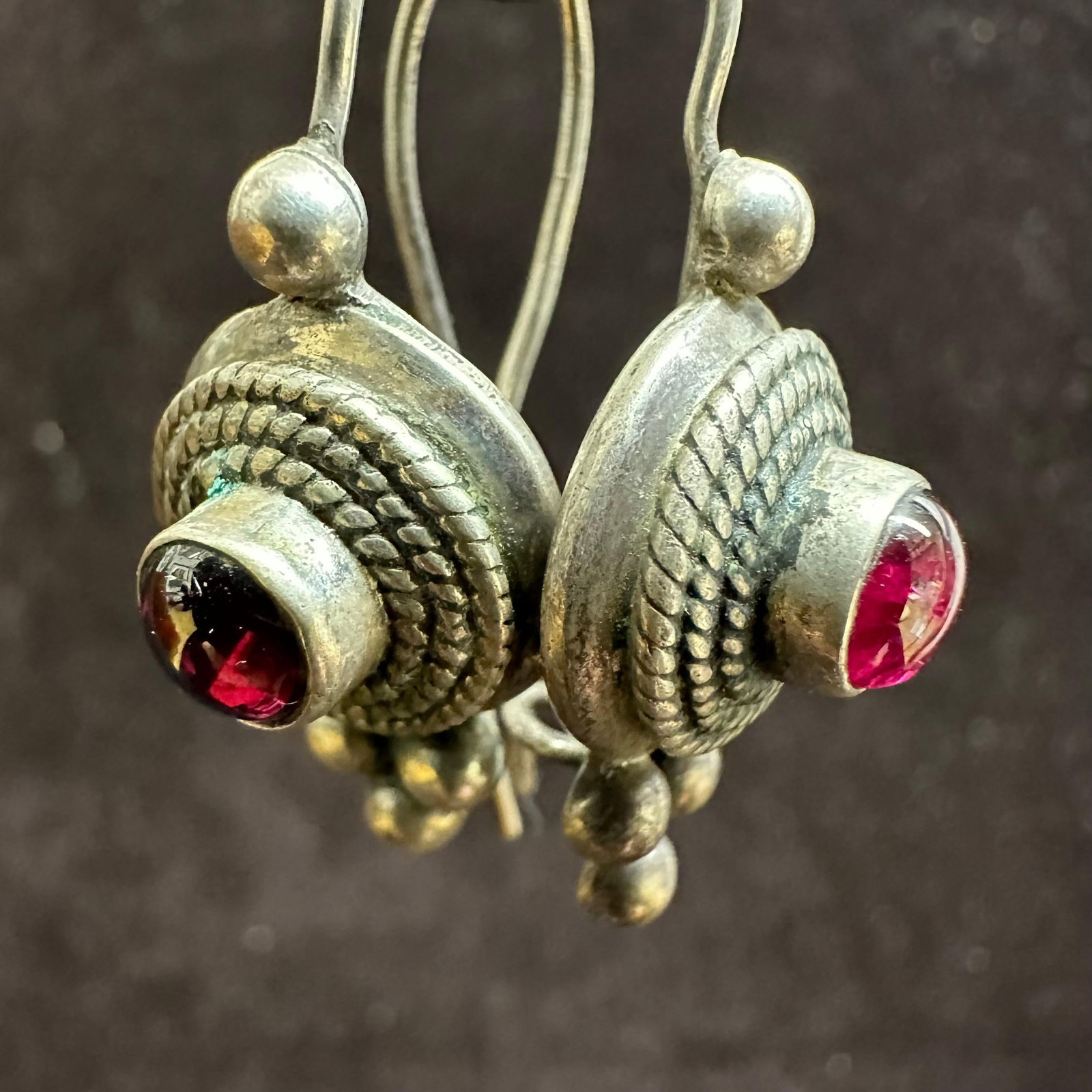 SU 925 Sterling Silver Red Stone Dangle Earrings: This item is in good pre-owned, previously used/displayed condition with noticeable light wear and surface scratches. Please reference all photos for full details. This piece of jewelry has 