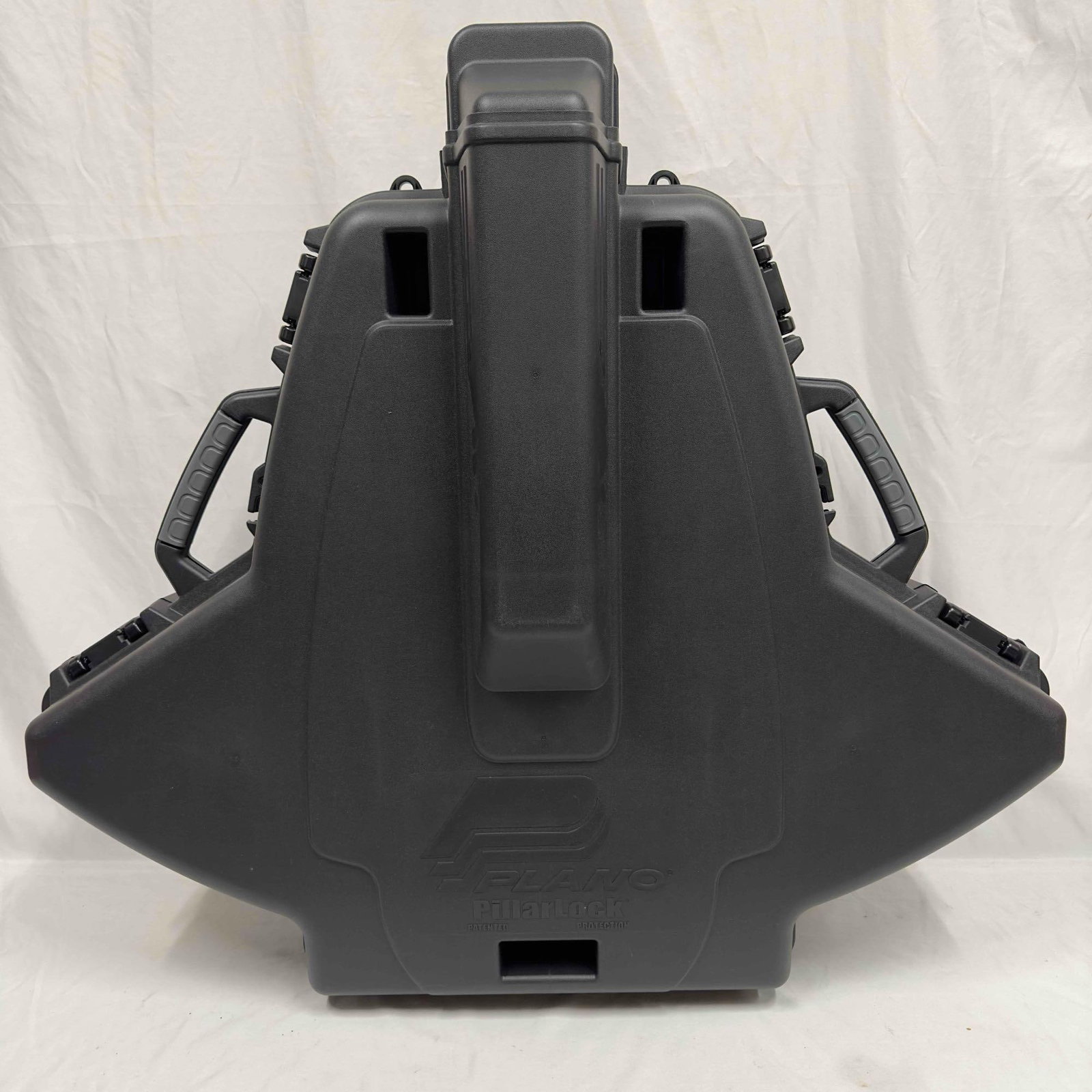 Plano Manta Hard Crossbow Case Black 1133: Plano Manta Hard Crossbow Case Black 1133. Like new condition including original box and accessories. This item is in good pre-owned, previously displayed condition with light wear, and surface s
