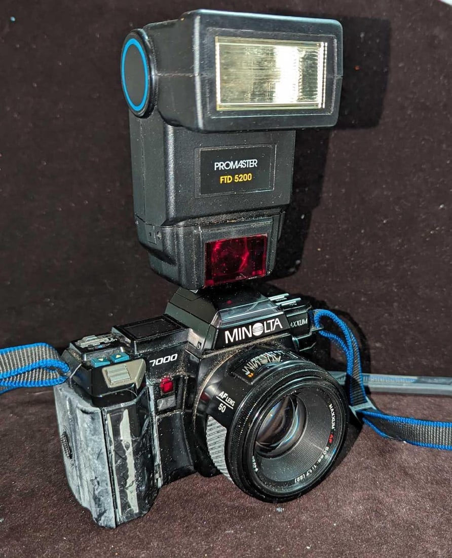 Minolta Maxxum 7000 AF 35mm SLR Film Camera: Minolta Maxxum 7000 AF 35mm SLR Film Camera. Comes with the instructional manual and a Promaster FTD 5200 Automatic Flash Unit. This is approximately 6" x 4" x 8 1/4" and it weighs 2.19lb. The