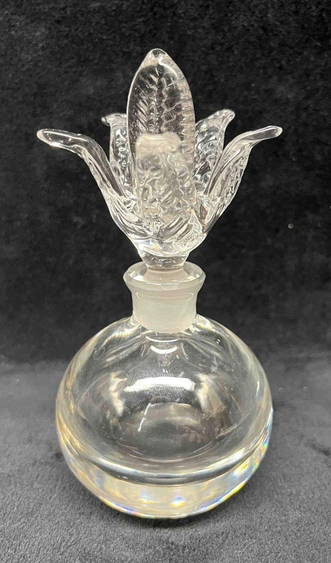 Vintage Clear Perfume Atomizer With Budding Flower Stopper: This lot contains a Vintage Clear Perfume Atomizer With Budding Flower Stopper. It is approx 2 1/2" x 2 1/2" x 5". Total weight is 0.6lbs. Overall the Vintage Perfume Atomizer is in good used conditio