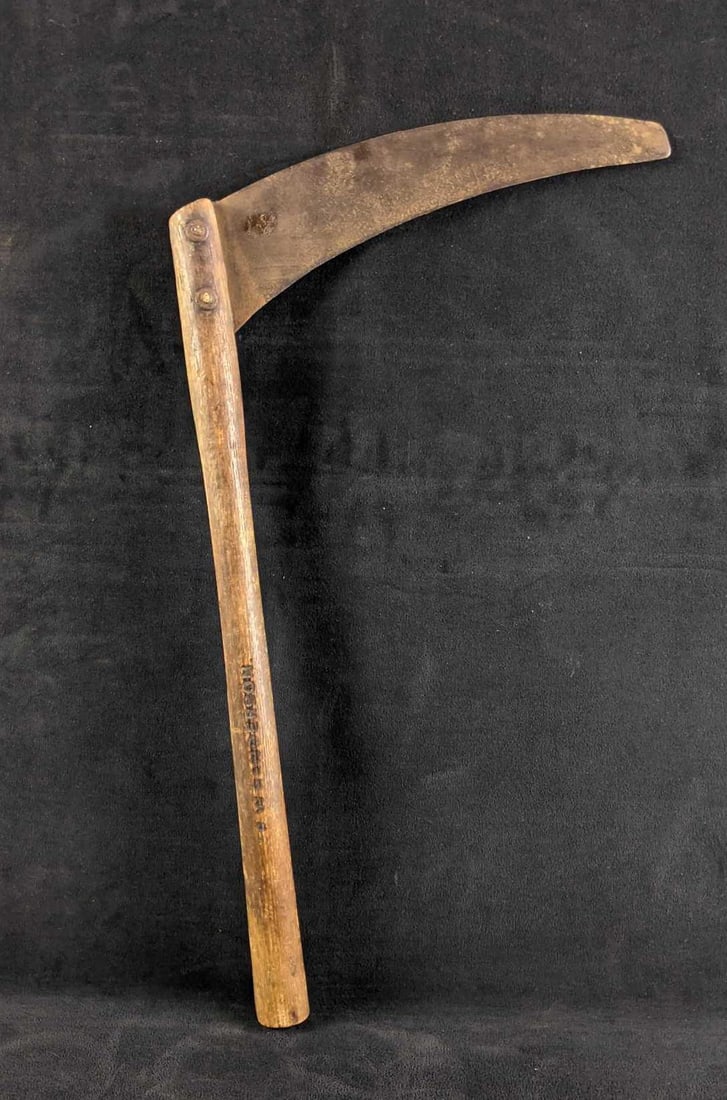 Vintage Sythe Short Handled Sythe: Vintage Sythe Short Handled Sythe This sythe is from the early 1900s, it has a brand imprint of "David Platt" on the blade. This sythe is on a short wooden stick. This item has some surfa