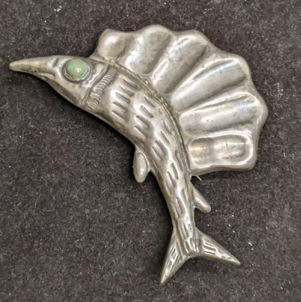 Vintage Mexican Silver Leaping Fish Brooch Pin: Vintage Mexican Silver Leaping Fish Brooch Pin. This fine piece of vintage jewelry has been tested and researched to the best of our knowledge .Please view all pictures as they are part of 