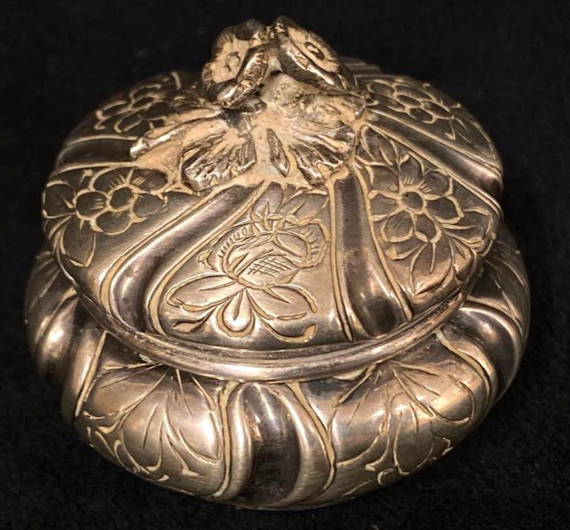 Antique Miracoli .800 Silver Trinket Box Ornate: Antique Miracoli .800 Silver Trinket Box Ornate Trinket box, with an ornate flower pattern made in Italy around the turn of the century. In good condition with some tarnish, but no known damage.