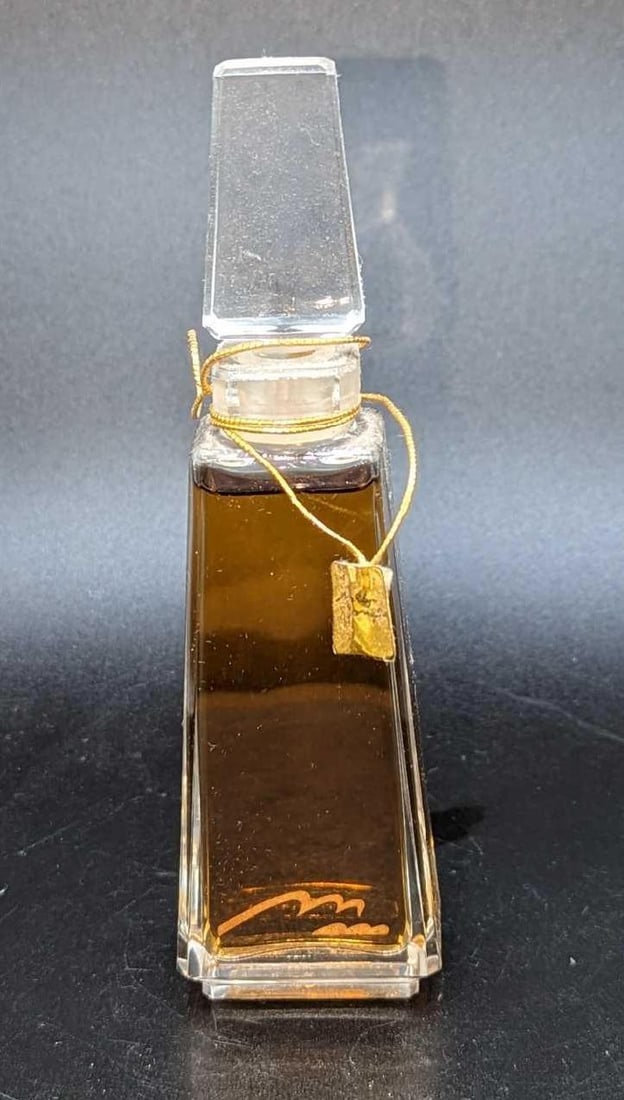 Marilyn Miglin Pheromone Parfum: Marilyn Miglin Pheromone Parfum. Is not marked, but it appears to be around 1 fl oz. The bottle is approx 1 1/2" x 1" x 5 1/2" and it weighs 0.27lb. The bottle is nearly filled to the top and the tag