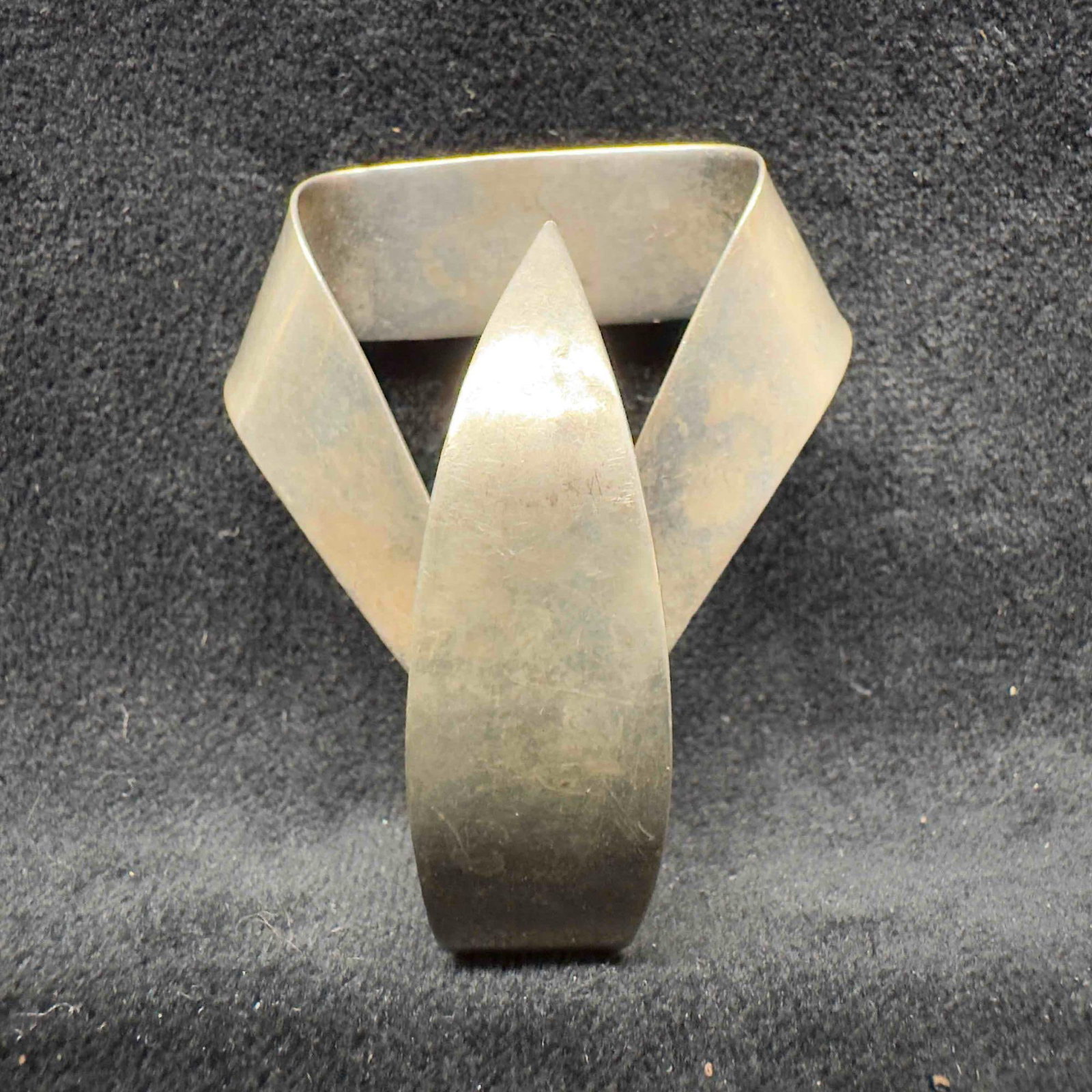 Mexico Sterling Modernist Collar Style Brooch Pin Broken: This item is in good pre-owned, previously used/displayed condition with noticeable light wear, and surface scratches. Please reference all photos for full details. This piece of jewelry has been test