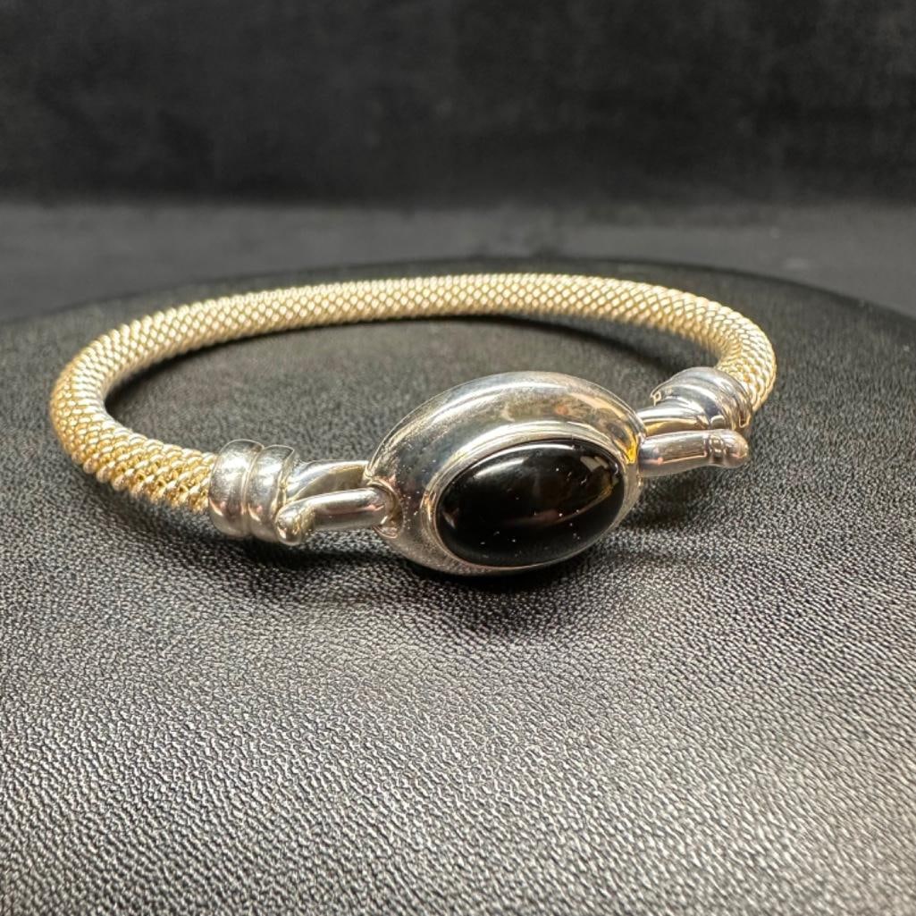 Sterling Onyx Clasp Mesh Tube Bracelet: This piece of jewelry has been tested and researched prior to listing. Please view all our pictures they are part of our description. DETAILS: Metal - Sterling Silver Color - Silver Stones - Onyx Hall