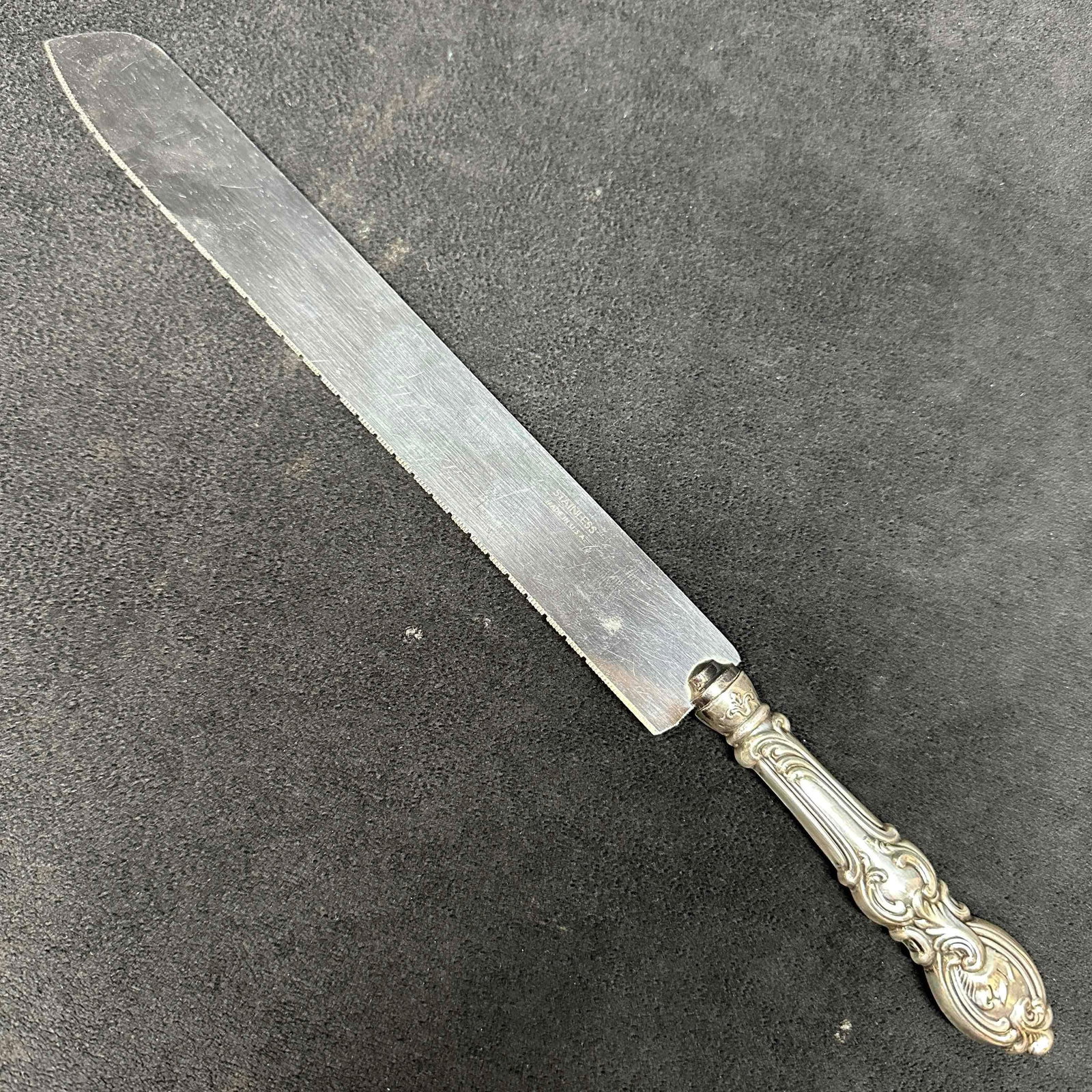 Sterling Silver Handled Stainless Steel Blade Flat Bread Knife: This item is in good pre-owned, previously used/displayed condition with noticeable light wear, and surface scratches. Please reference all photos for full details. This piece of sterling silver has