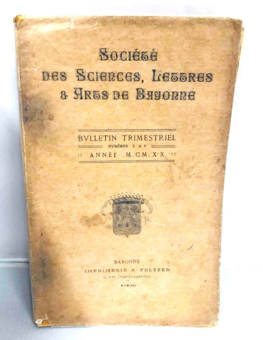 Société Des Sciences, Lettres & Arts De Bayonne: This lot contains Société Des Sciences, Lettres & Arts De Bayonne. Published in 1921. It is approx 10" x 6 1/2" and weighs about 0.7lbs. Overall the book is in good used