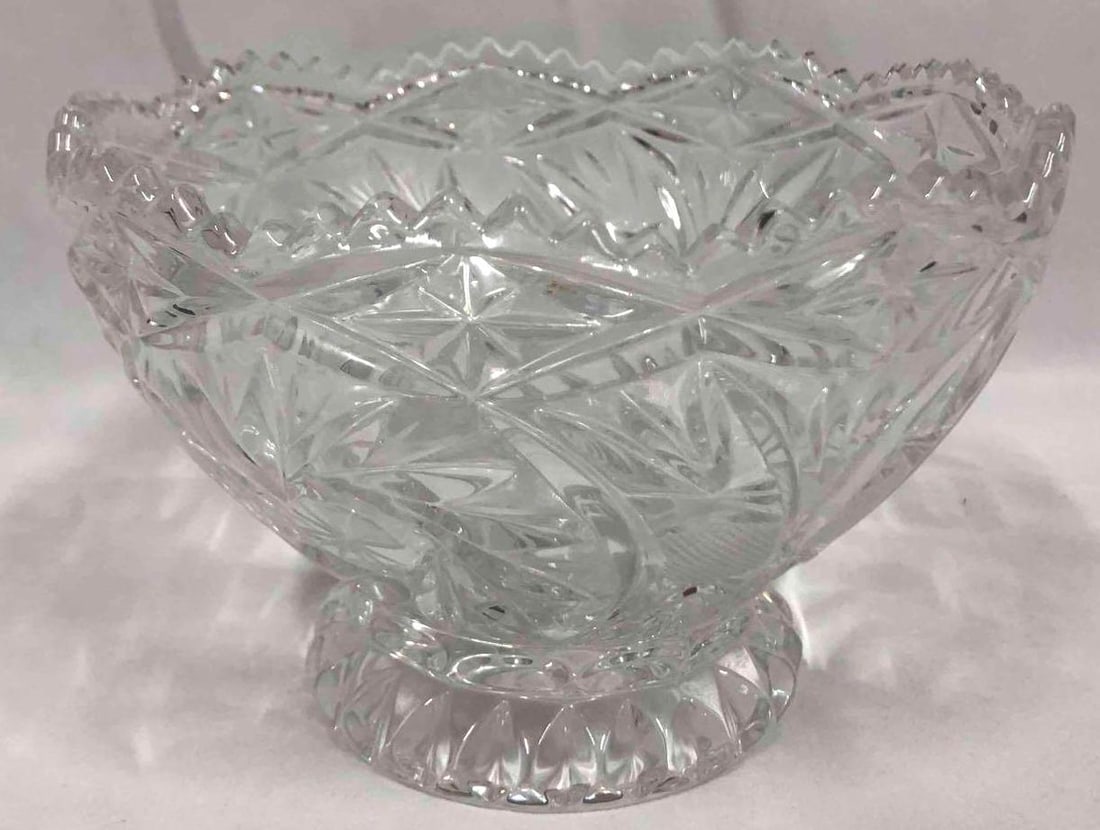 Pinwheel Design Lead Crystal Bowl: This lot contains a pinwheel design saw tooth cut lead crystal bowl. This is the perfect candy/mint dish or serving bowl. The bowl is 6" x 6 1/4" x 4 1/4" and weighs about 1.9lbs. It is in excell