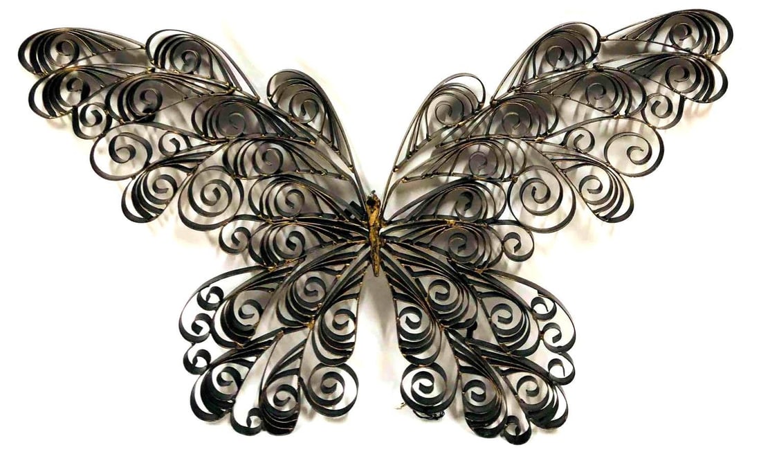 Large Metal Butterfly Wall Art: This lot contains a Large Metal Butterfly Wall Art. It is approx 17 3/4" x 25 1/4" and it weighs about 4.6lbs. Overall the wall art is in good used condition with some light wear from use over time. P