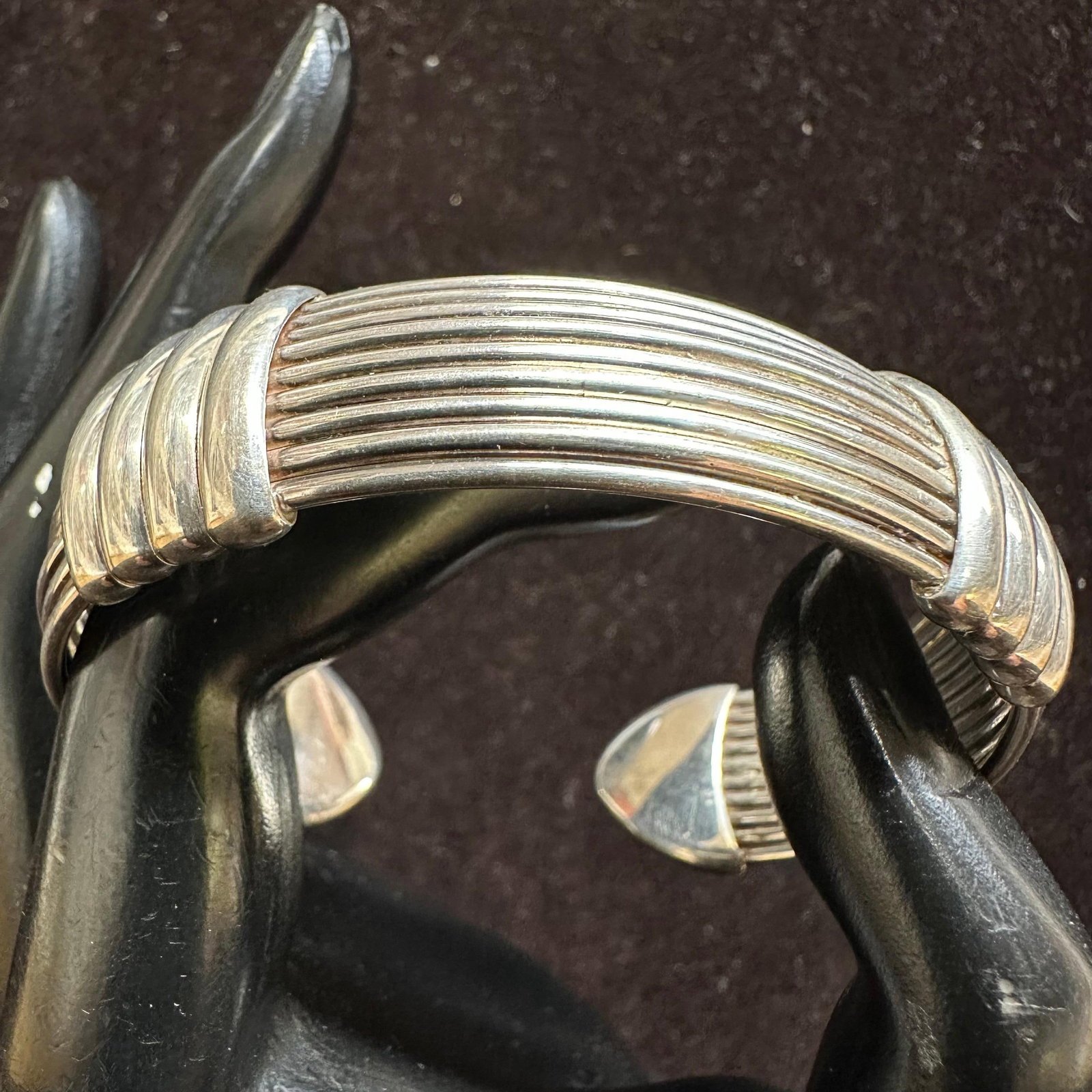 925 GV Sterling Silver Modernist Ribbed Cuff Bracelet L36: This item is in good pre-owned, previously used/displayed condition with noticeable light wear and surface scratches. Please reference all photos for full details. This piece of jewelry has been teste