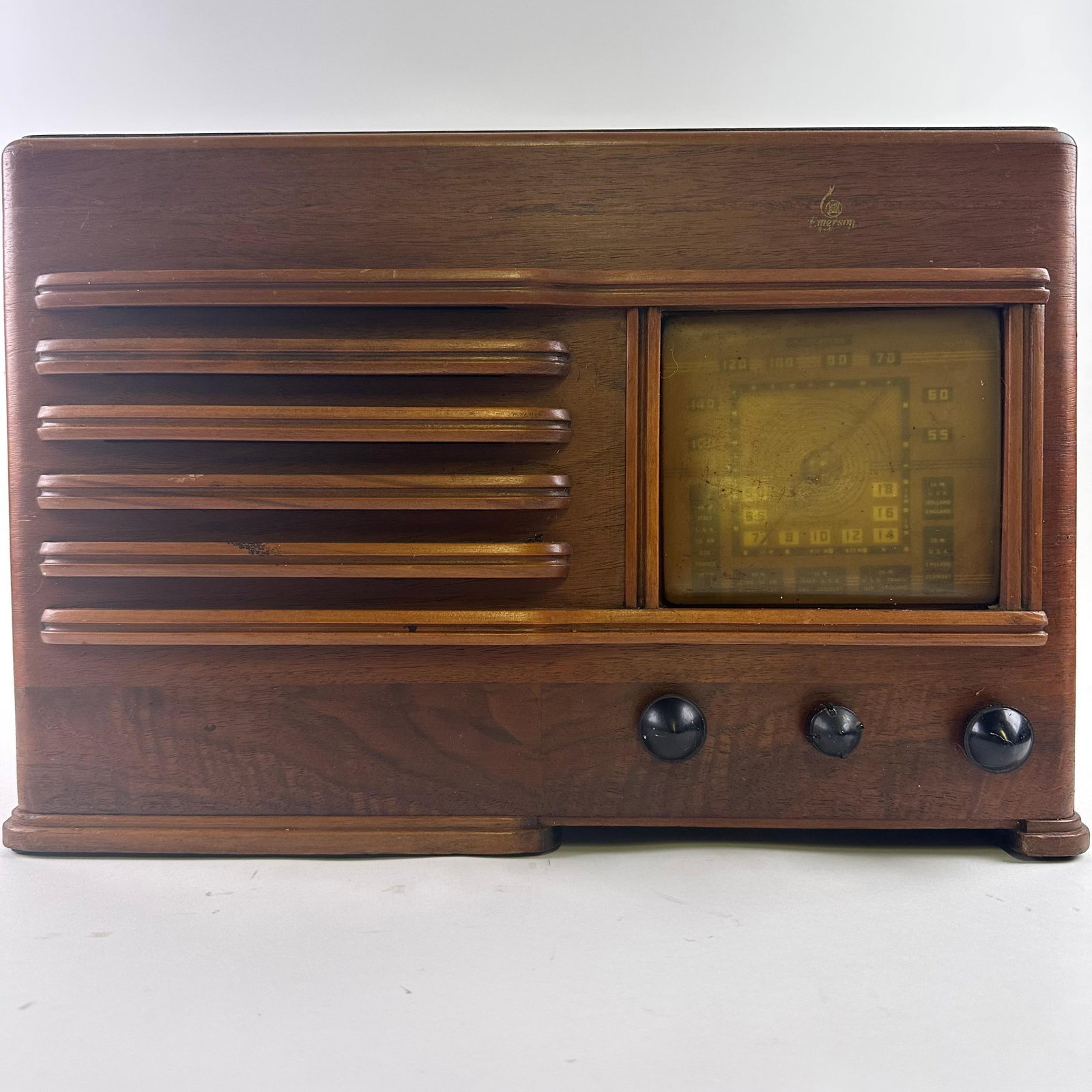 Emerson Wooden Tube Radio Model DP-3457536 Vintage Shortwave 1930's: Vintage Emerson wood-case tube radio. Classic mid-century design with horizontal grille bars and a large tuning window. Interior shows original tubes and wiring. The back panel is missing. Radio is un