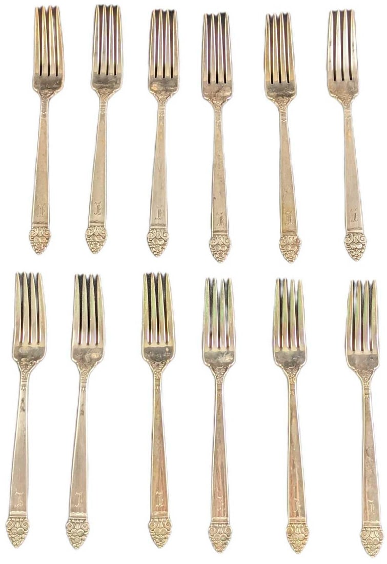 12 Vintage King Cedric Community Silver Plate Forks: 12 Vintage "King Cedric" Oneida Community Silver Plate Forks. Each forks is approx 7 1/2" each and together they weigh 1.34lb. The forks are all in a good, vintage condition with some wear and sc