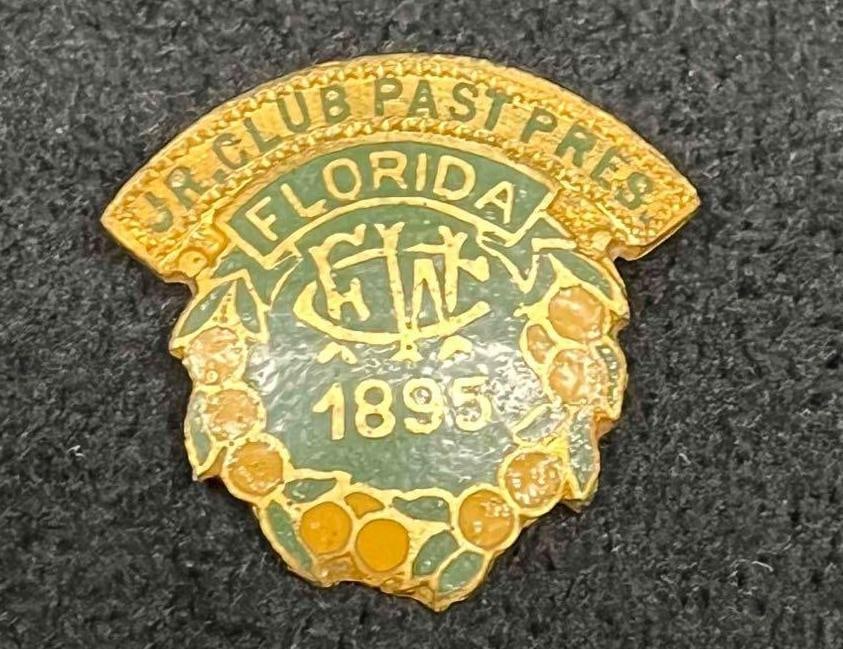 Sterling Gold Plated JR. Club Past Pres. Florida 1895 Pin: This lot contains a Sterling Gold Plated JR. Club Past Pres. Florida 1895 Pin. Overall the Pin is in good used condition with some light wear from use over time. This piece of jewelry has been tested 