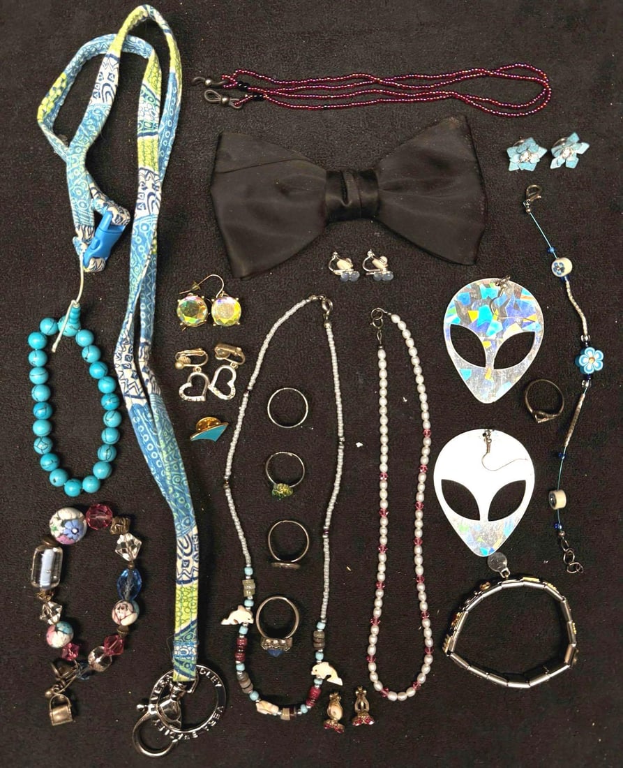 21pc Playful v1 Mixed Costume Jewelry Lot: This lot contains 21 pieces of costume jewelry, all of which in overall good condition with minor flaws due to age and use. Please refer to the images provided for full context of the lot's condit