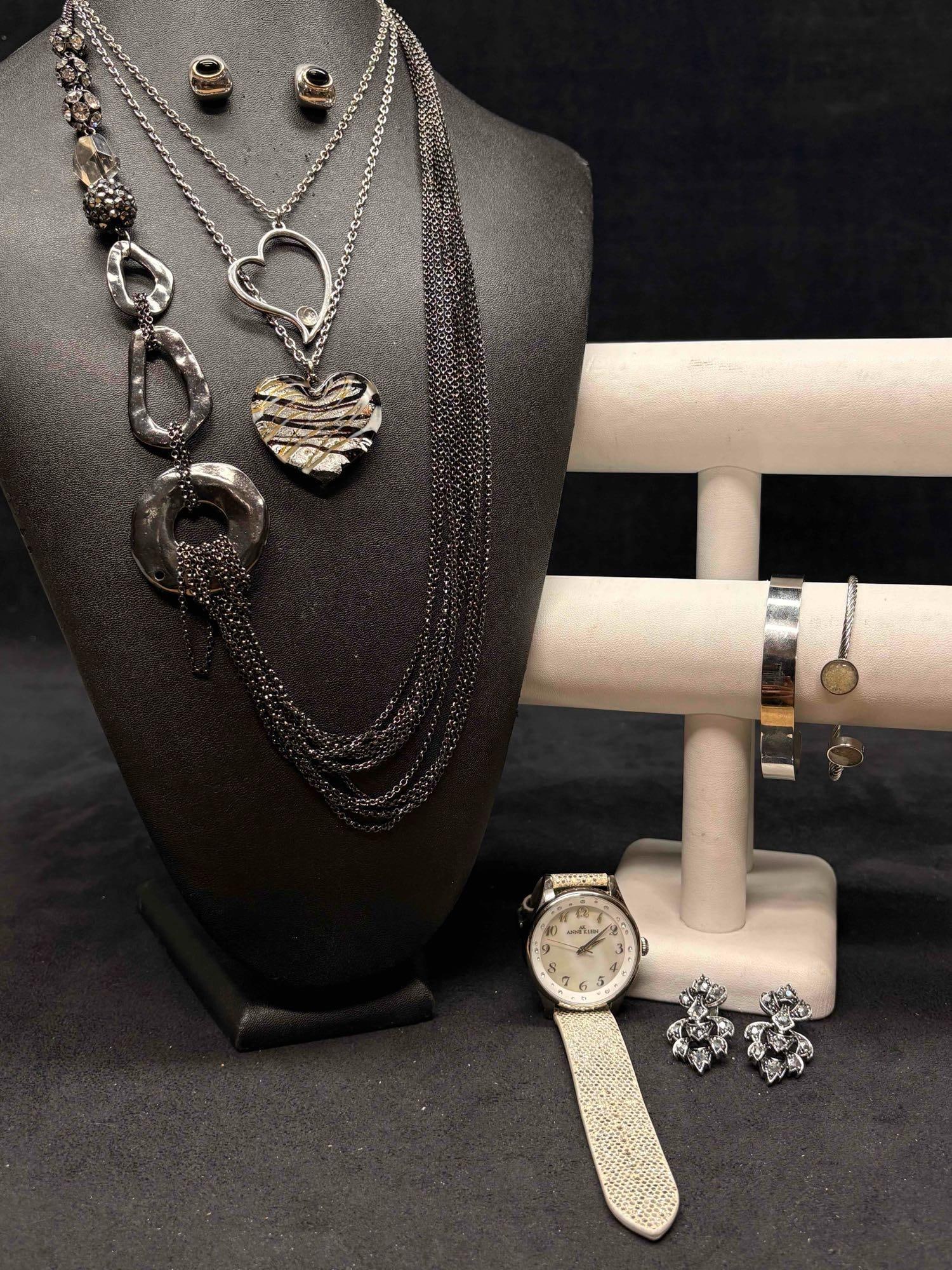 8pc Black and White Statement Heart Mix Costume Jewelry Lot: This lot contains 8 pieces of costume jewelry, all of which in overall good condition with minor flaws due to age and use. Please refer to the images provided for full context of the lot's conditi