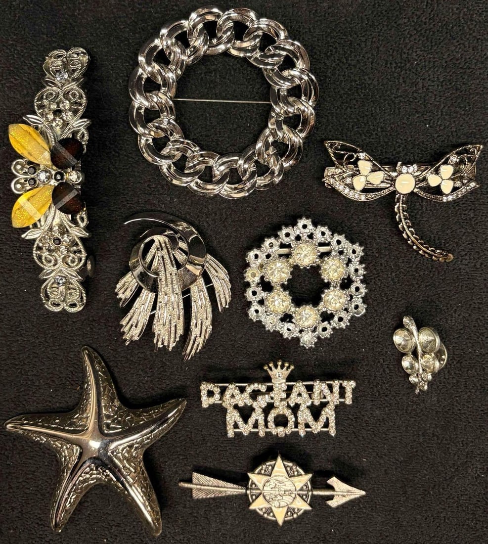 9pc Curated Keepsakes Silver Brooches and Pins Lot: This lot contains 9 pieces of costume jewelry, all of which in overall good condition with minor flaws due to age and use. Please refer to the images provided for full context of the lot's conditi