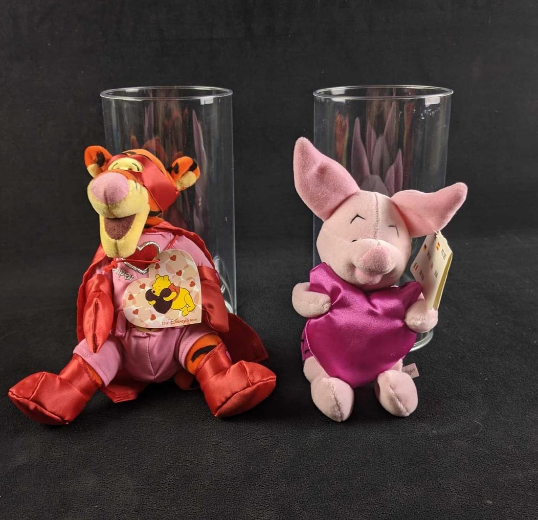 Valentines Super Love Tiger and Heart Piglet UK Edition: Valentines Super Love Tiger and Heart Piglet UK Edition Both come in a clear protective case. Both are 8" plushies These are unique plushies to add to your collection! 