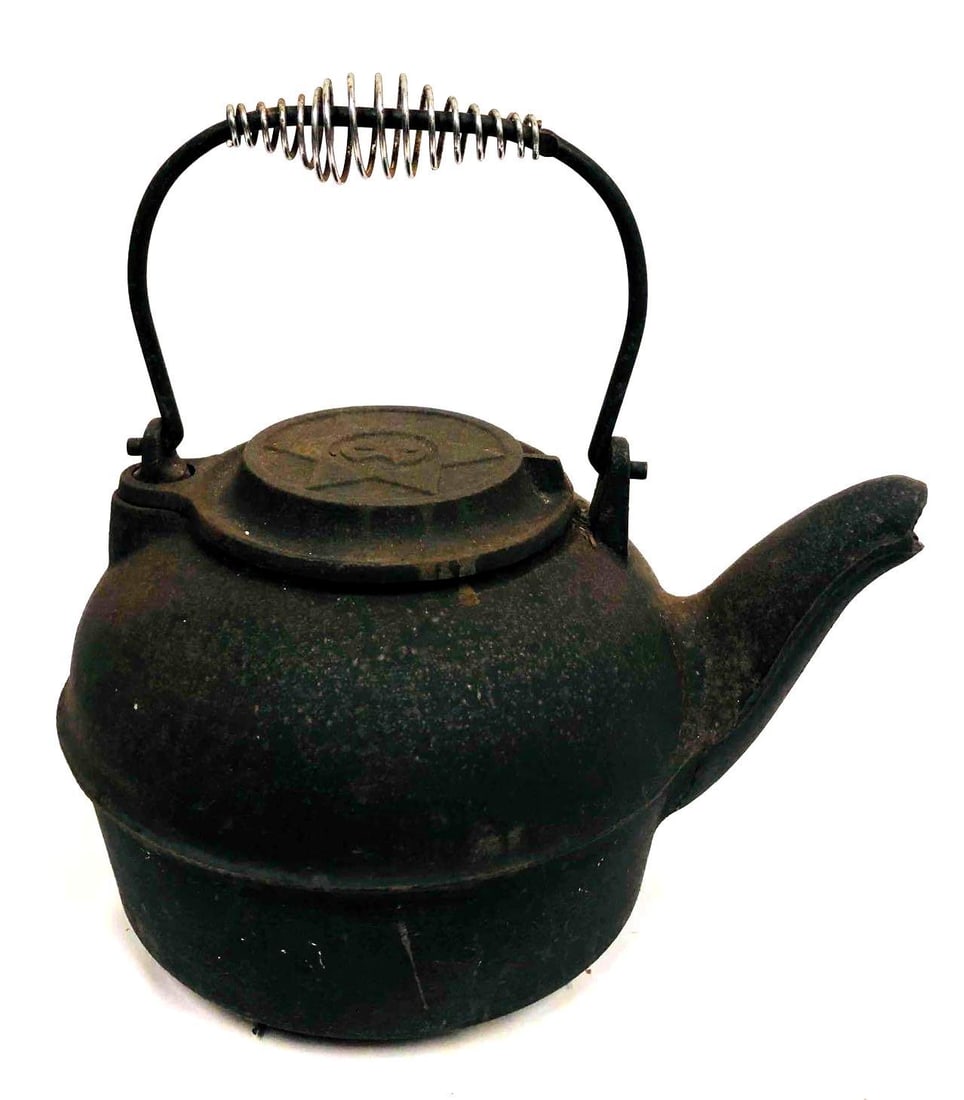 Vintage Cast Iron Chattanooga Star #8 Kettle With Swivel Lid: This lot contains Vintage Cast Iron Chattanooga Star #8 Kettle With Swivel Lid. It is approx 10 3/4" x 7" x 11 1/2" and it weighs about 13.3lbs. Overall the Tea Pot Kettle is in good used conditi