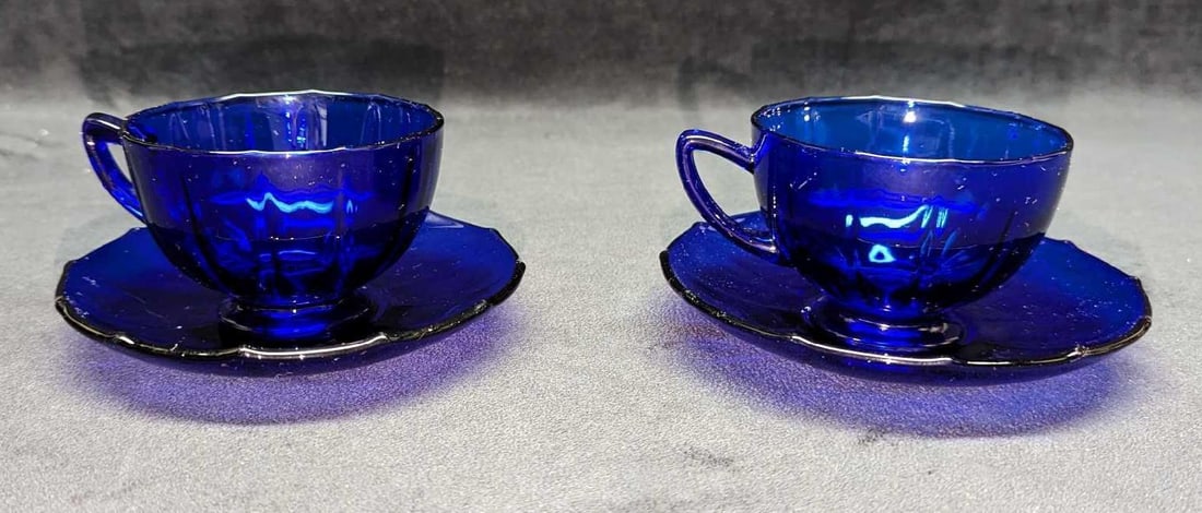 2 Cobalt Blue Glass Cup And Saucers B: 2 Cobalt Blue Glass Cup And Saucers B. The cups are approx 4 1/4" x 3 1/2" x 2 1/2". The saucers are approx 5 1/2" x 5 1/2" x 3/4". The total weight is 1.29lb. The cups and saucers have no chips or cr