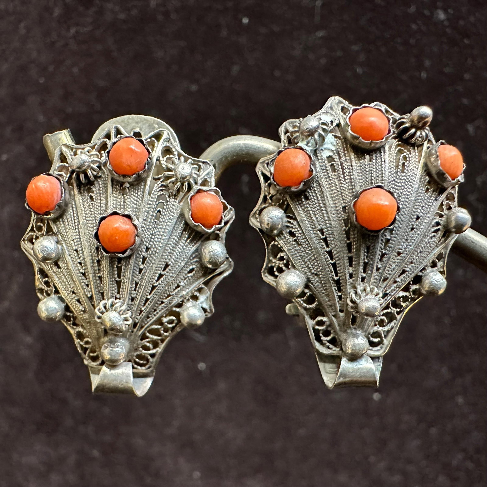 Spiny Oyster Shell 800 Silver Clip On Earrings R3: This item is in good pre-owned, previously used/displayed condition with noticeable light wear and surface scratches. Please reference all photos for full details. This piece of jewelry has been teste