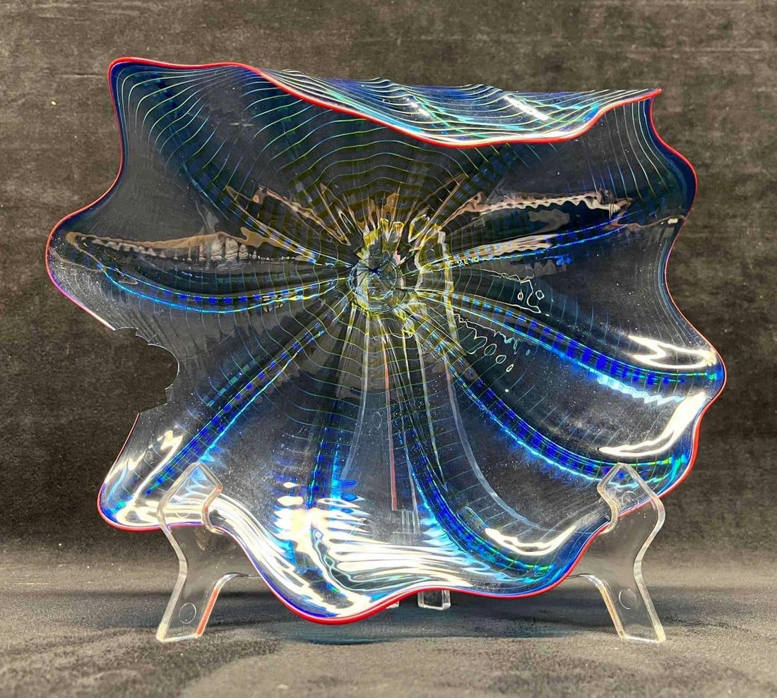 Plastic Wave Collectible Display Plate: This lot contains a Plastic Wave Collectible Display Plate. The plate is approx 8 1/4" x 10 3/4" x 3 3/4". The clear display stand fold up to approx 6 1/4" x 4 1/2" x 1/2". Total weight is approx